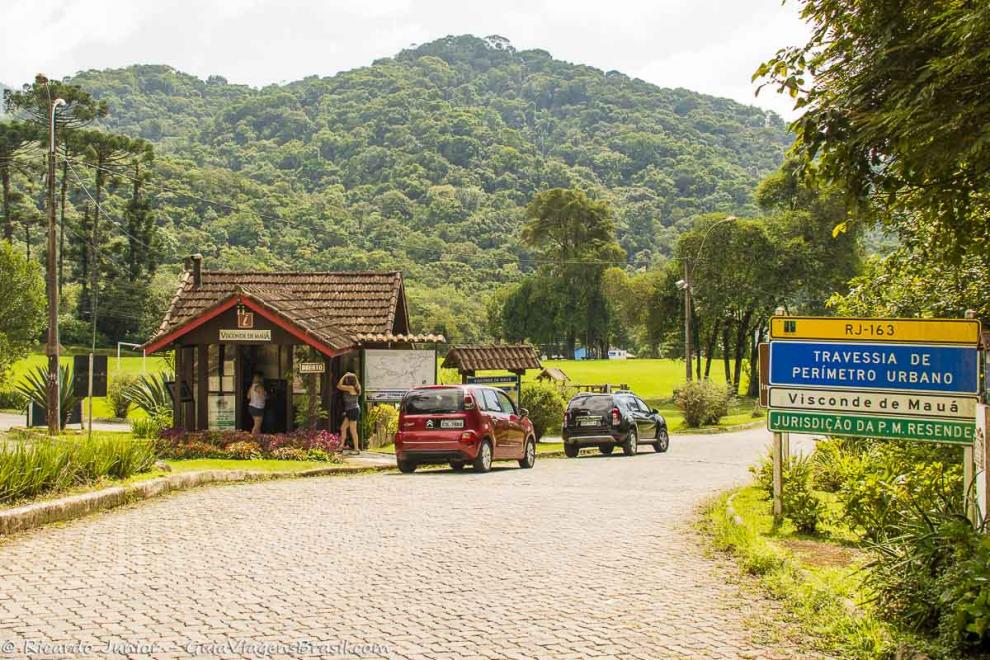 Imagem placa indicando Visconde de Mauá e uma casa com informações ao turista.